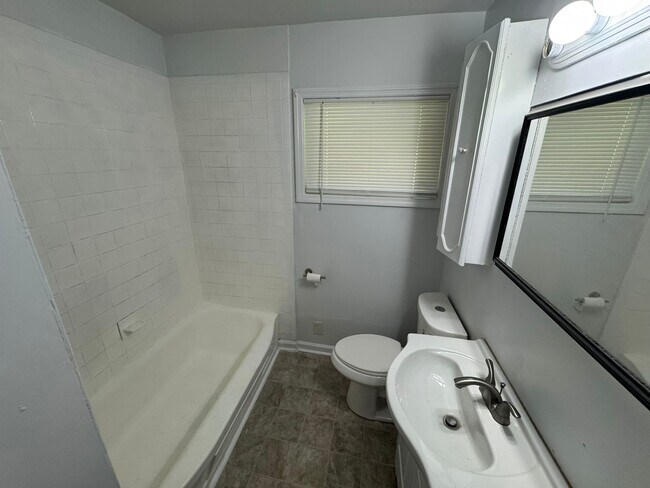 Building Photo - 2408 Groveland Cir S