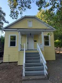 Building Photo - 4Bd 2Bath Available Now 6 month lease only...