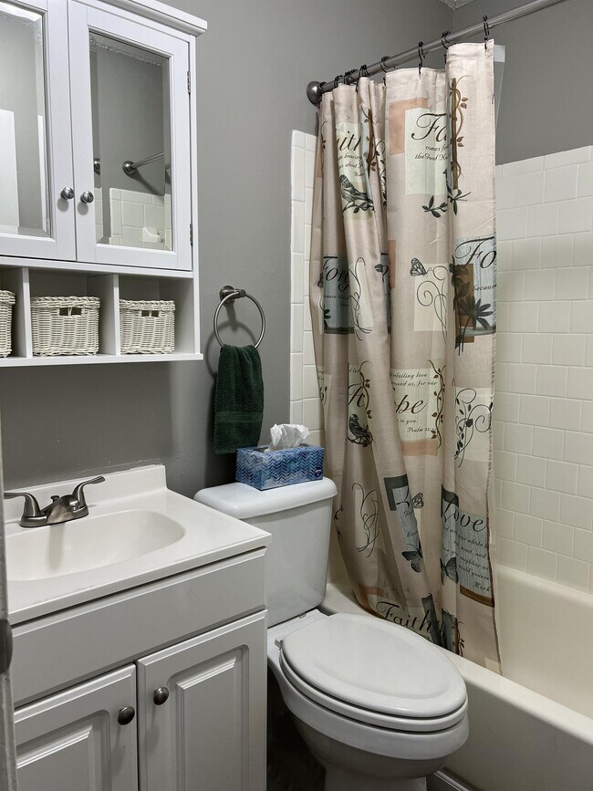 Building Photo - 1705 Deatsville Hwy