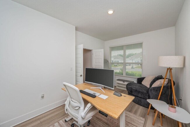 Building Photo - 3 Bedroom plus office/flex space in Crestv...