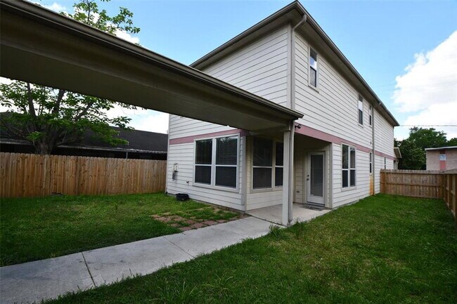 Building Photo - 919 Fisher St
