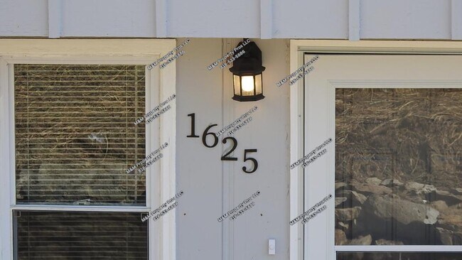 Building Photo - 1625 Holt Ln
