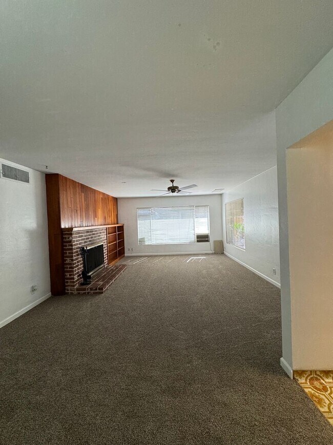 Building Photo - Charming Home Rent Ready !