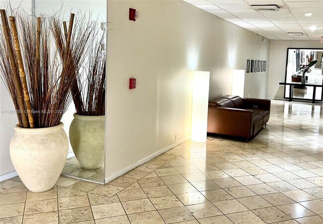 Building Photo - 10000 W Bay Harbor Dr