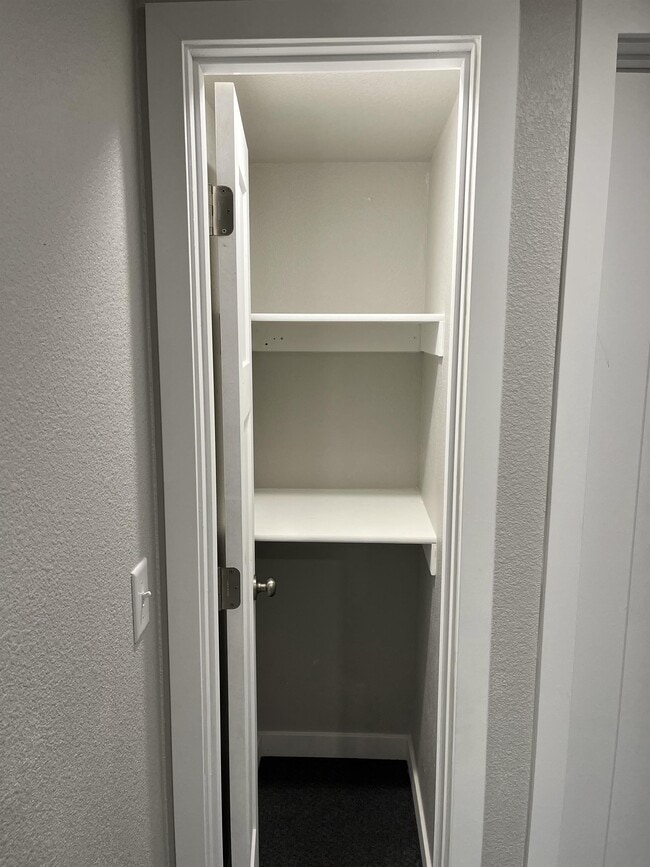 Building Photo - 613 Killarney Dr