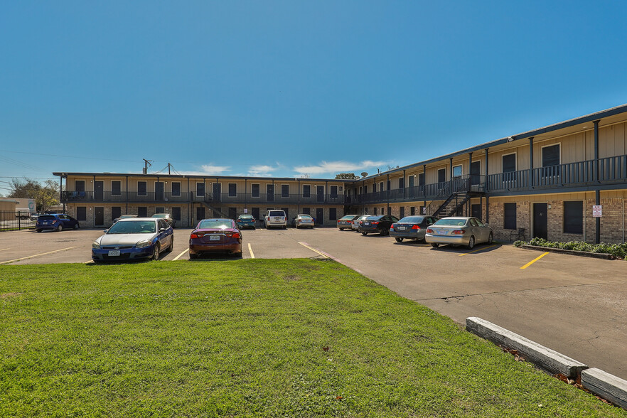 Primary Photo - Coral Manor Apartments