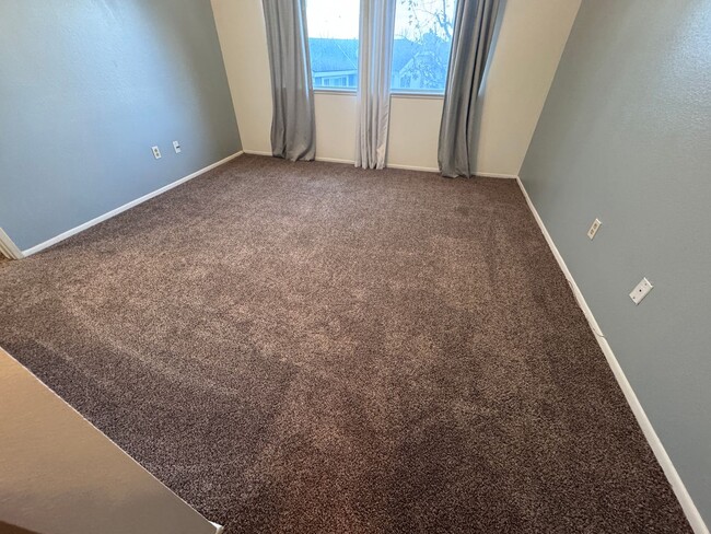 Building Photo - 2 Bedroom 2.5 Bath in the Beautiful City of Corona (New Carpet stairs and 2nd level)