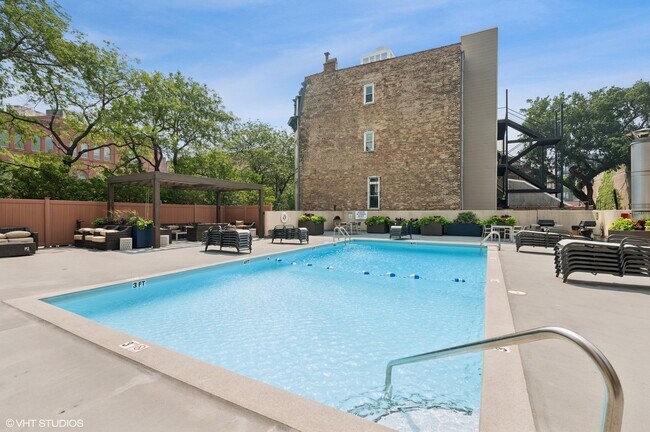 Building Photo - 1660 N La Salle Dr