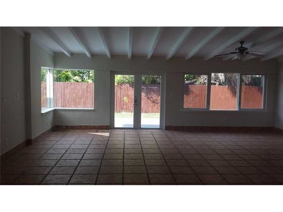 Building Photo - 20322 NE 14th Ct