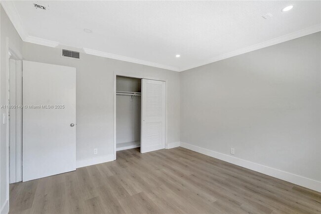 Building Photo - 5450 Hollywood Blvd