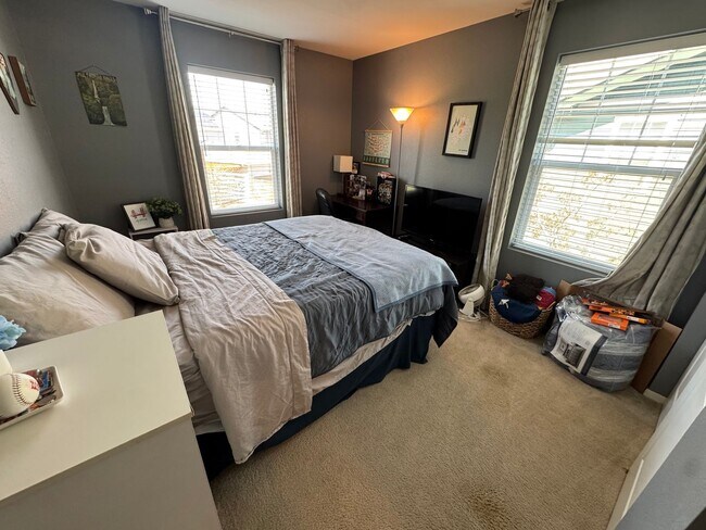 Building Photo - Modern & Light-Filled Home in Central Park – Prime Location