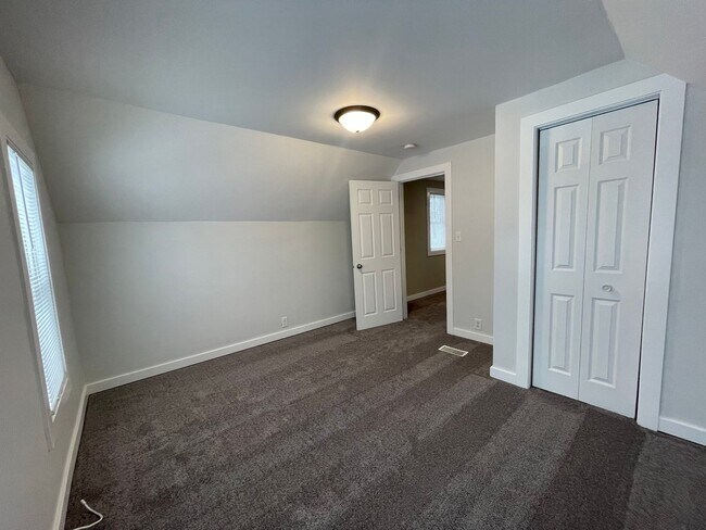 Building Photo - Nicely updated- Four Bedroom Home on the NE side of Grand Rapids!