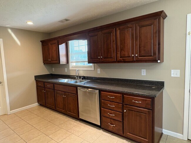 Building Photo - Cute 3 Bedroom Brick Home in Manchester!