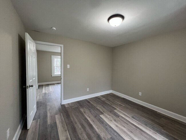 Building Photo - 3 Bedroom 1 Bathroom Home Located In Green...