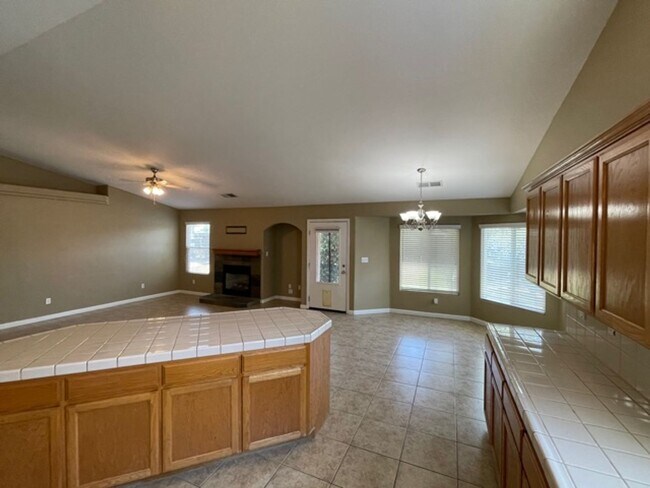 Building Photo - 236 S Argyle Pl