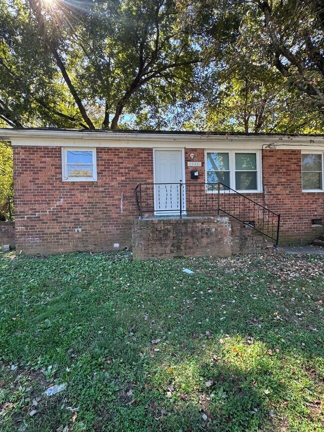 Building Photo - 2 bed 1 bath dupex