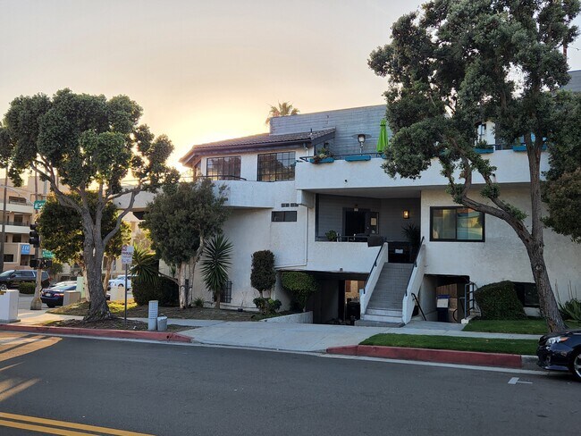 Primary Photo - 300 N Catalina Ave