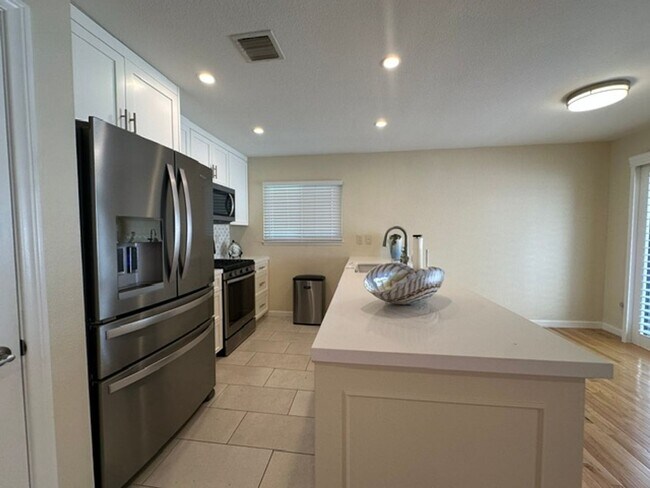 Building Photo - Stunning END-UNIT 3-bedroom condominium located in Agoura Hills