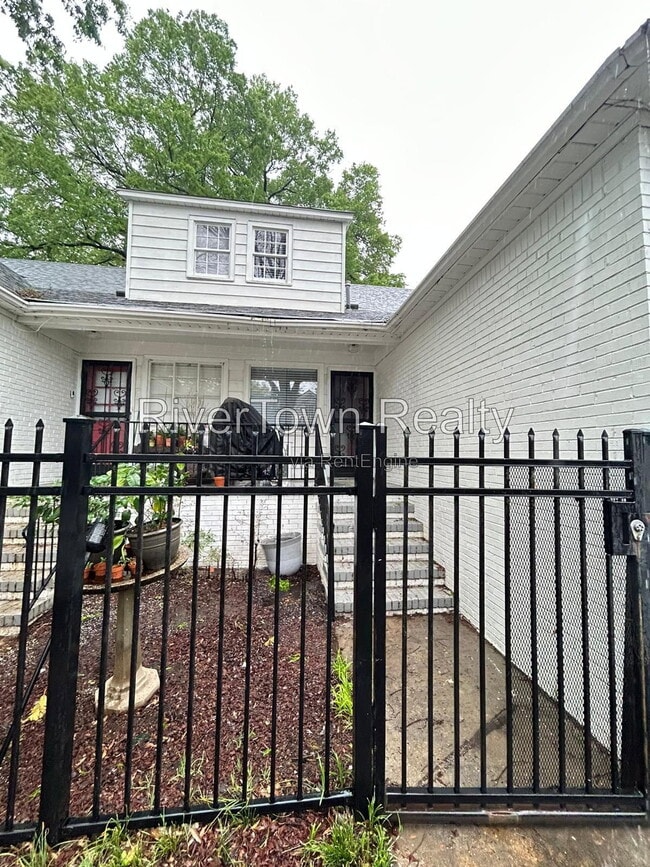 Building Photo - 2731 Central Ave