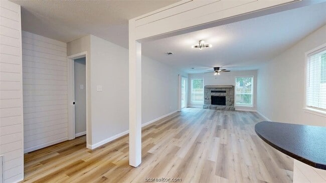 Building Photo - 1112 Airline Dr