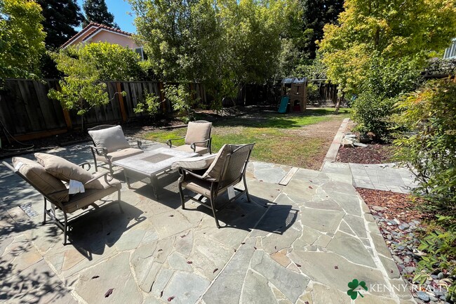Building Photo - Stunning 3 Bedroom, 2 Bathroom Home in San Carlos