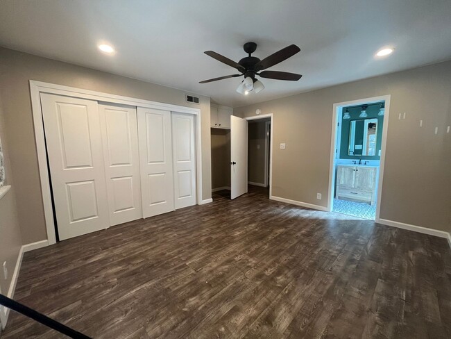 Building Photo - Gorgeous 4bed 2bath home now available in ...