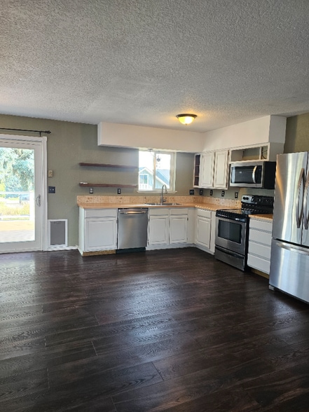 Building Photo - 208 Island View Dr