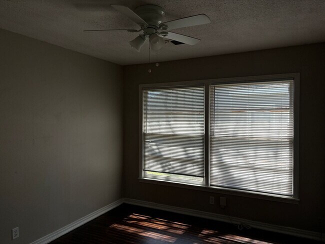 Building Photo - 3/1/1 Near Fairview Park in Sherman!