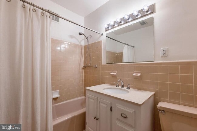 Building Photo - 3236 McKinley St NW