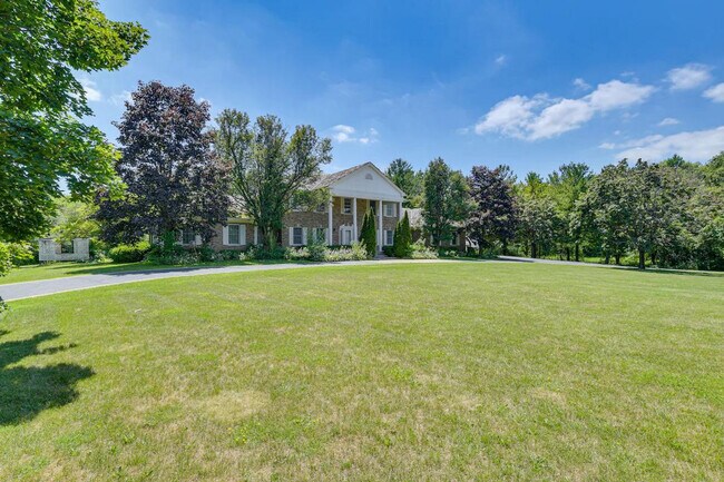 Building Photo - 7 Creekside Ln