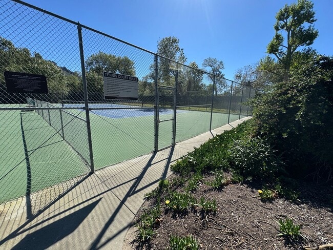 Building Photo - Rio Road Condo