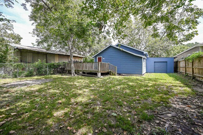 Building Photo - 8007 Carver Rd
