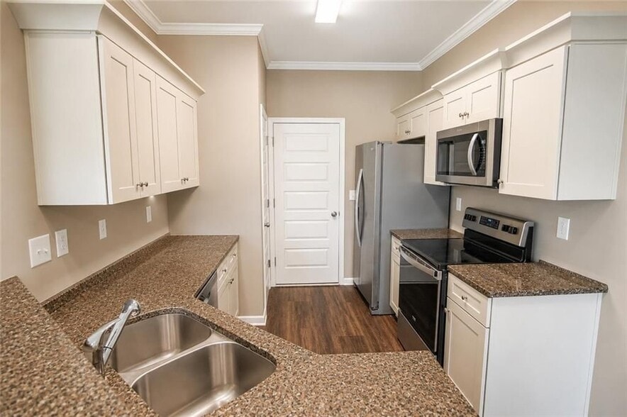 Building Photo - 100 Squarewood Ln NW