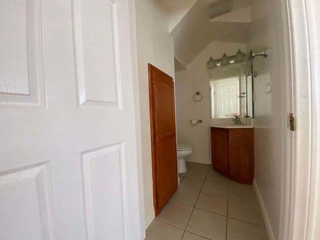 Building Photo - 762 W 21st St