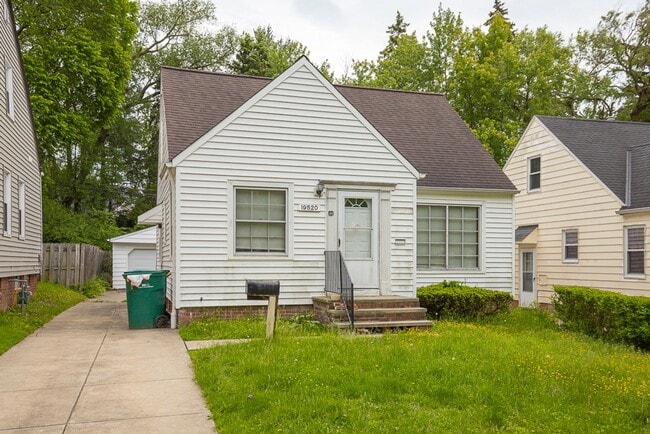 Building Photo - 3 Bedroom/1 bath Single House Maple Hts!!