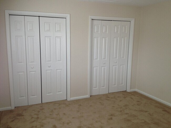 Building Photo - 3 Bedroom End Unit Townhome in Virginia Beach