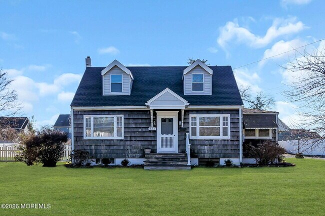 Building Photo - 633 Agnes Ave