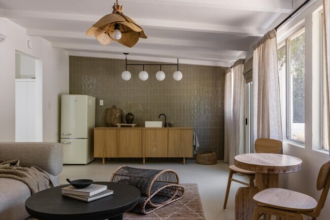 Building Photo - 276 E Granvia Valmonte