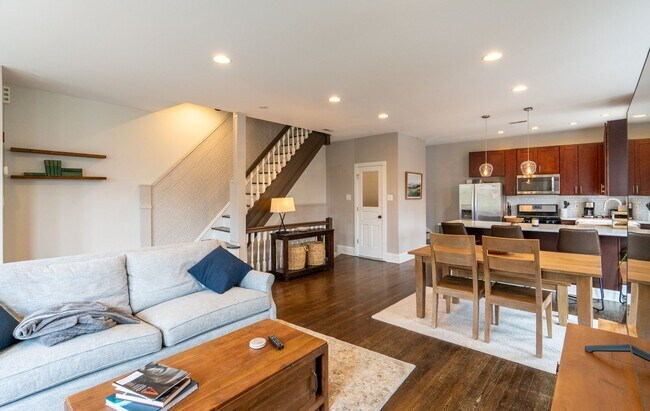 Building Photo - Amazing Property with Great Location