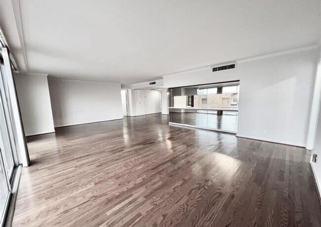 Building Photo - 2016 Main St