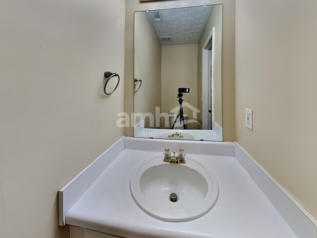 Building Photo - 820 Whitecrest Ct