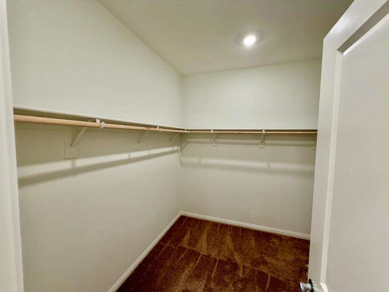 Building Photo - 1570 Pinchot Dr