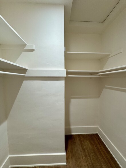 Building Photo - 1121 N Heliotrope Dr