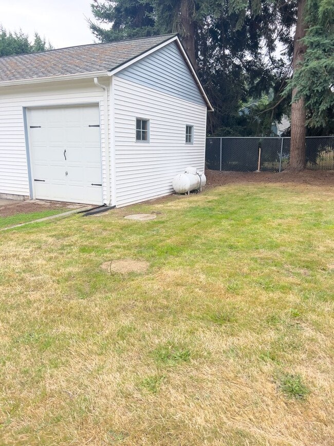 Building Photo - Country living 5 bed w/RV parking and 3 car garage!