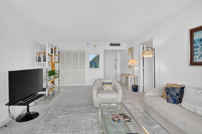 Building Photo - 6895 Willow Wood Dr