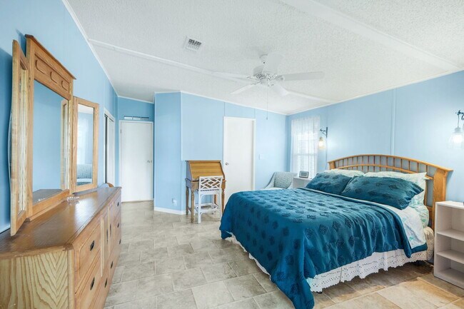 Building Photo - Furnished 2BR/2BA Home in Jamaica Bay Vill...