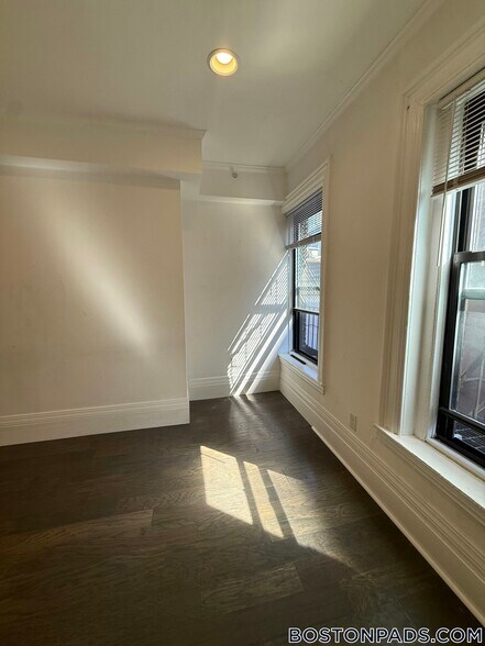 Building Photo - 270 Newbury St