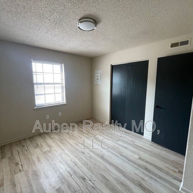 Building Photo - 3306 NW Mill Dr
