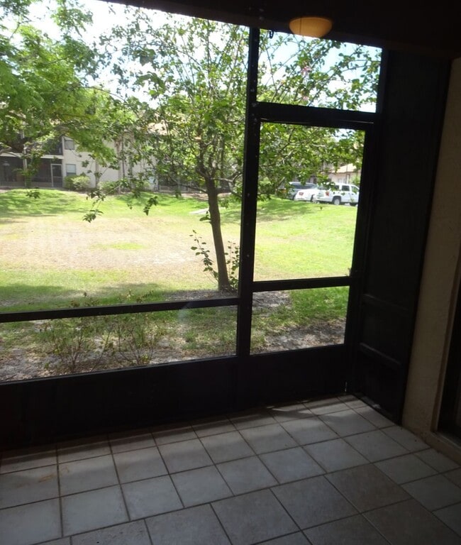 Building Photo - 1br/1ba Wimbledon Condo with Tile Floors a...