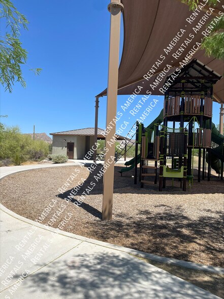 Building Photo - 7631 W Laurel Ln